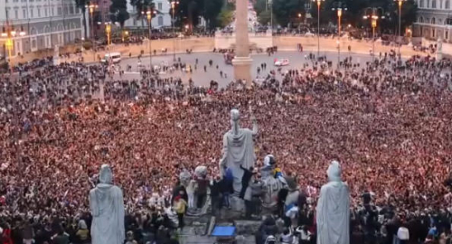 Il tormentone “Gangnam style” invade Roma: migliaia di persone in piazza del Popolo